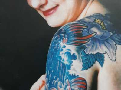 �All�epoca in Italia c�erano pochissimi studi e quello pi� vicino alla Puglia era a Napoli � racconta Titti �. Io mi tatuai l� e quando tornai a casa il mio disegno ebbe notevole successo... 